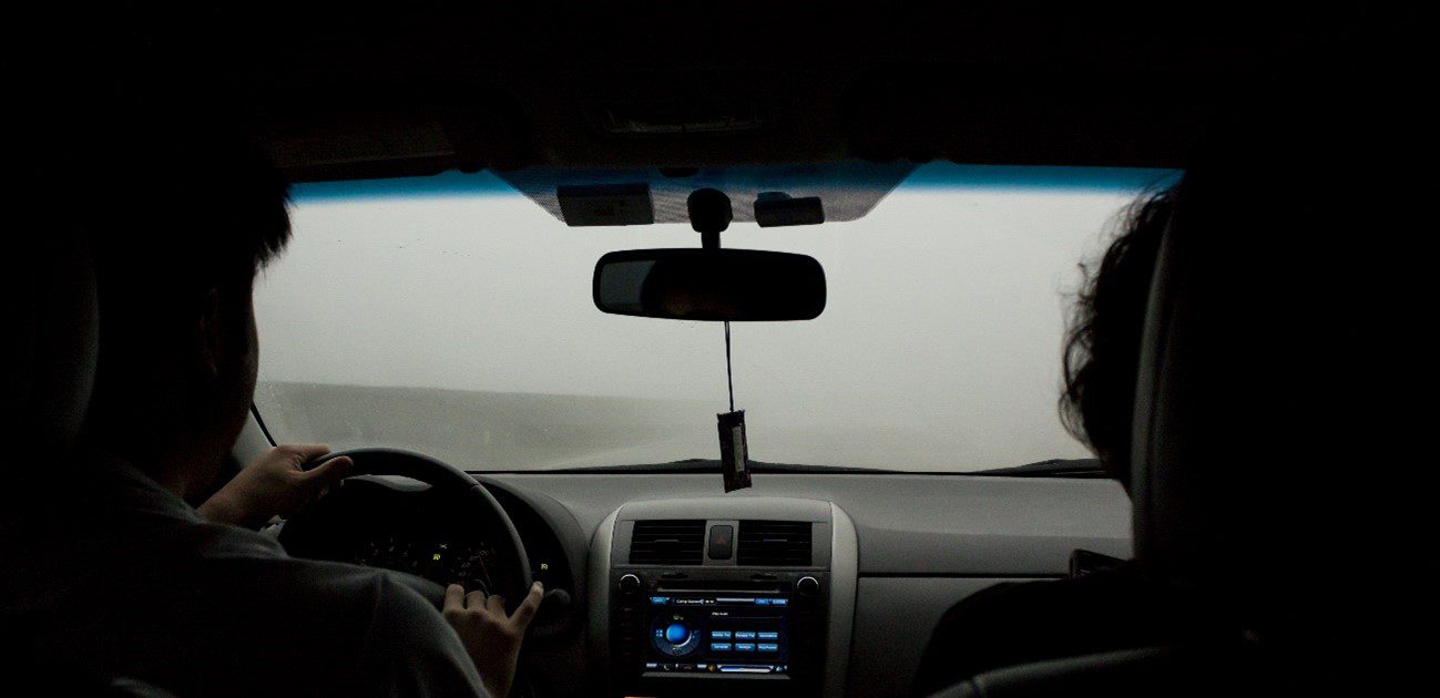 Conducción con niebla parabrisas
